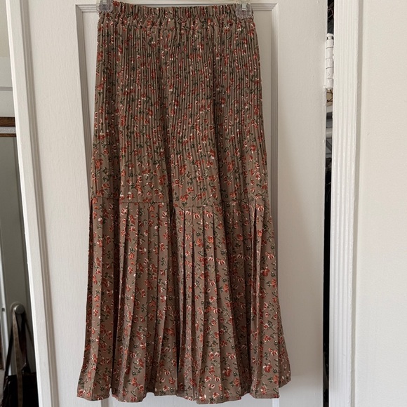Brown Floral Pleated Women's Skirt - Picture 7 of 7